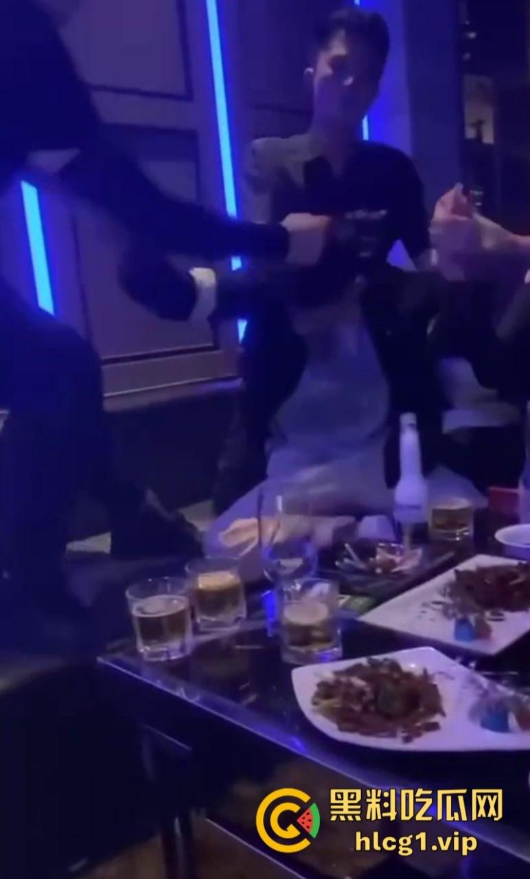 抖音网红【王天缘】青岛砸车 以一敌三事件持续升级!王天缘录制视频声称找斩虎陪葬!-9