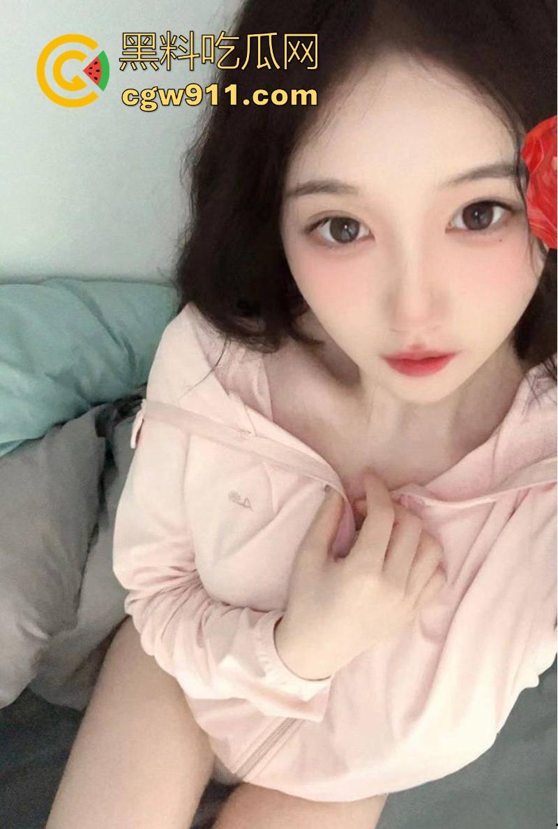 soul约炮极品反差少女【廖佩娜】肤白如雪极品颜值，白丝美腿玉足挑逗肉棒，露脸口交女上后入猛操！