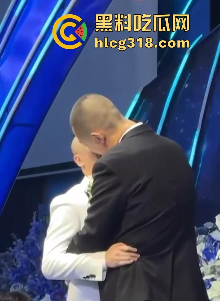 四川一对同性恋的特殊婚礼,冒着被人嘲笑的风险勇于做自己,“新娘