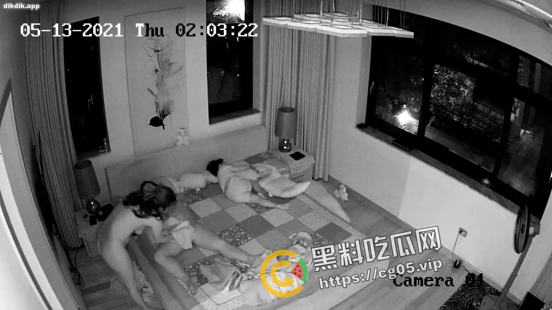 监控流出!四川夫妇当着孩子的面就操了起来搞了个一小时全套 孩子还纳闷怎么地震了-5