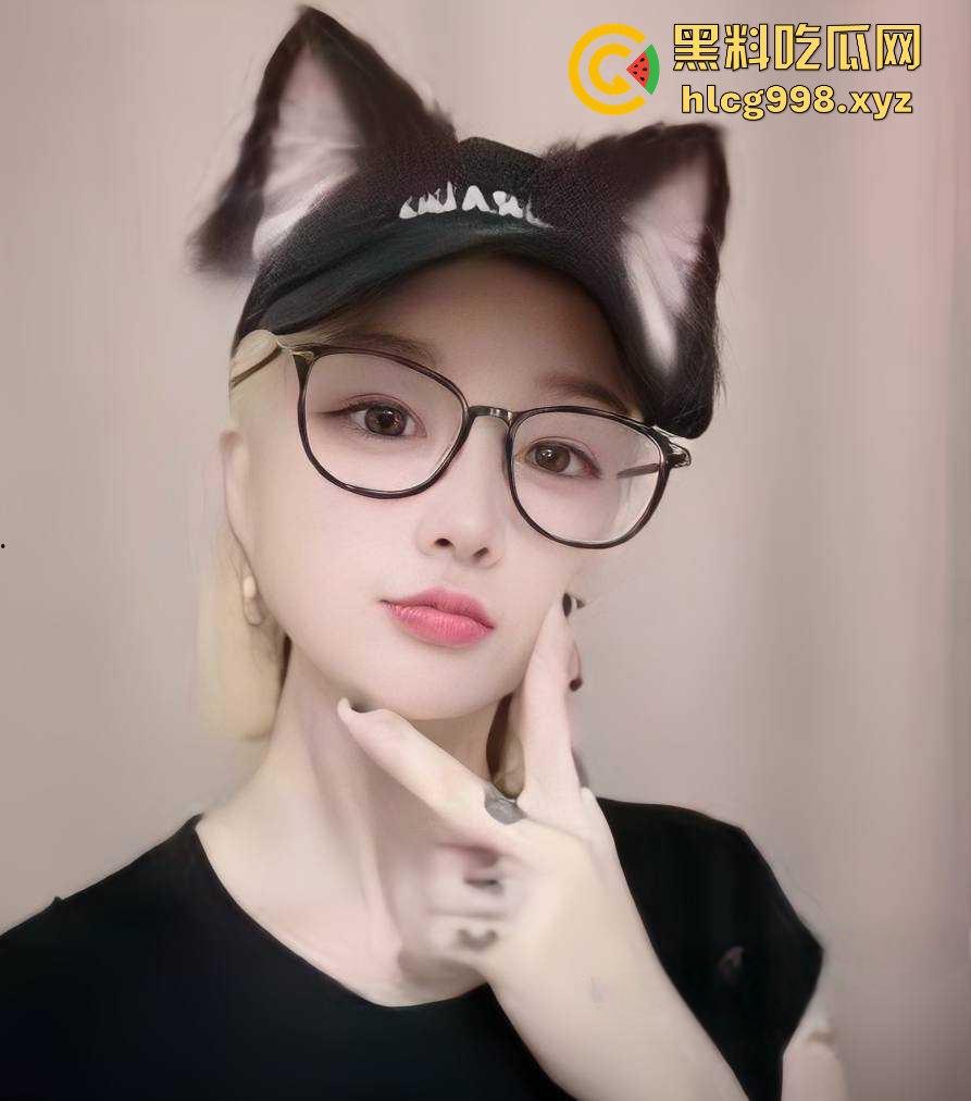 抖音骚鸡『洁哥』陪榜一大哥做爱翻车!穿制服浪摇猛操,刷嘉年华就能约出来当床垫!-3