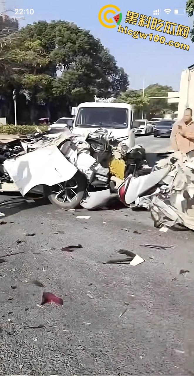 胆小勿入!广东河源比亚迪-元失控120码直撞大货车瞬间解体,女司机头都压碎了!-9