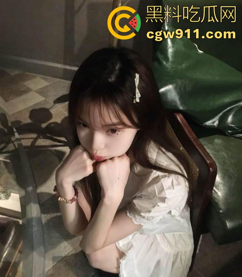 四川师范超嫩美少女【刘熙莹】，表面嫩妹女神，私下却是妓女骚逼，为钱被金主包养，掐脖被爆操视频曝光！