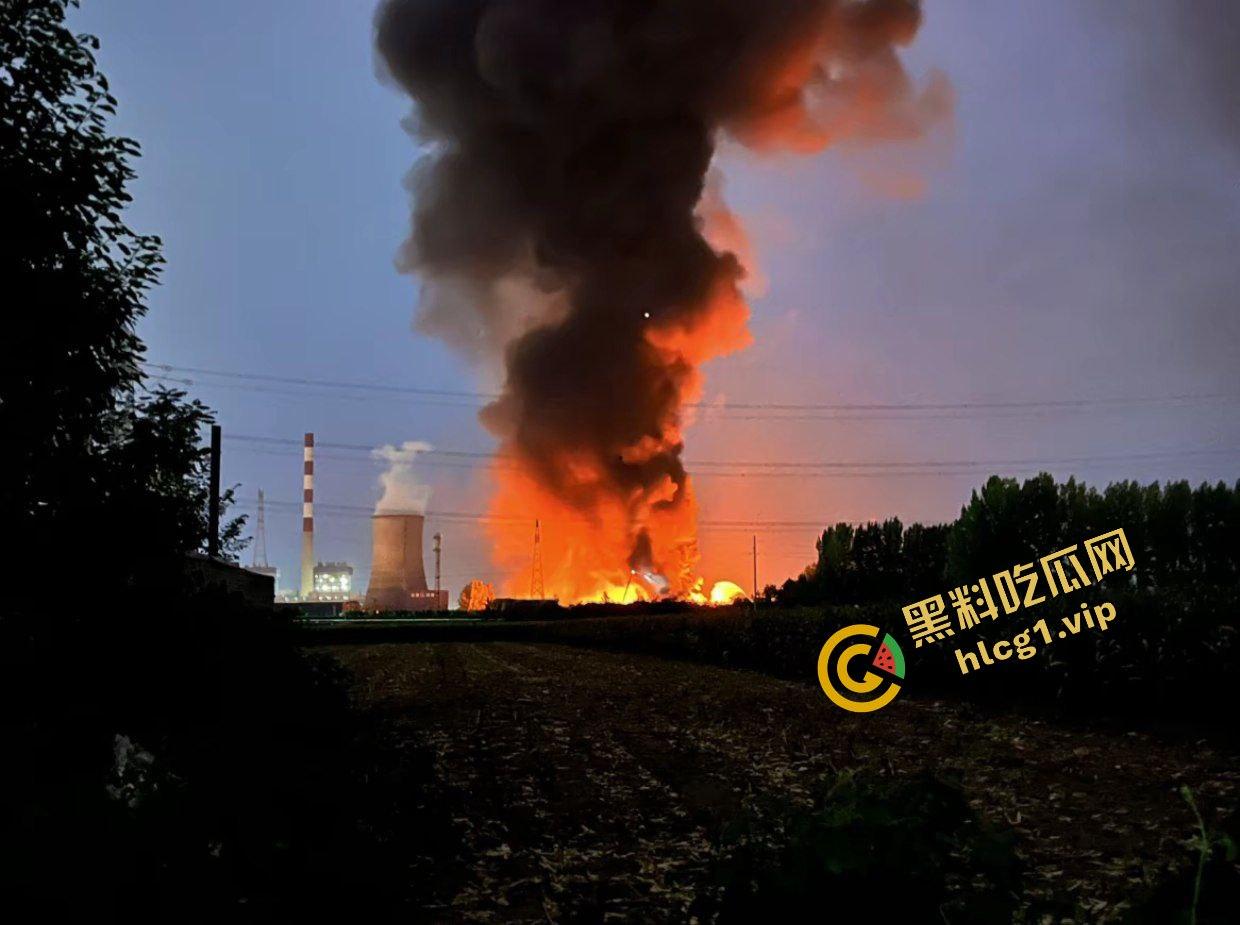 西安鄂邑张寨村 一涂料厂发生火灾！形成巨大黑色蘑菇云！-5