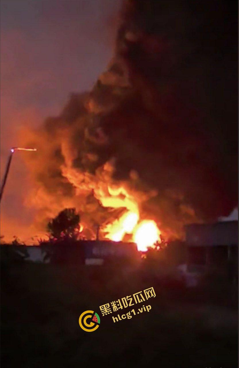 西安鄂邑张寨村 一涂料厂发生火灾！形成巨大黑色蘑菇云！-6