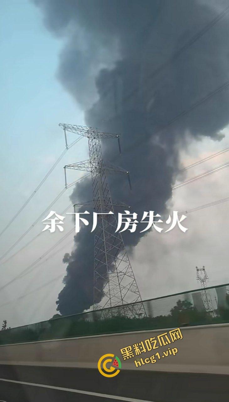 西安鄂邑张寨村 一涂料厂发生火灾！形成巨大黑色蘑菇云！-11