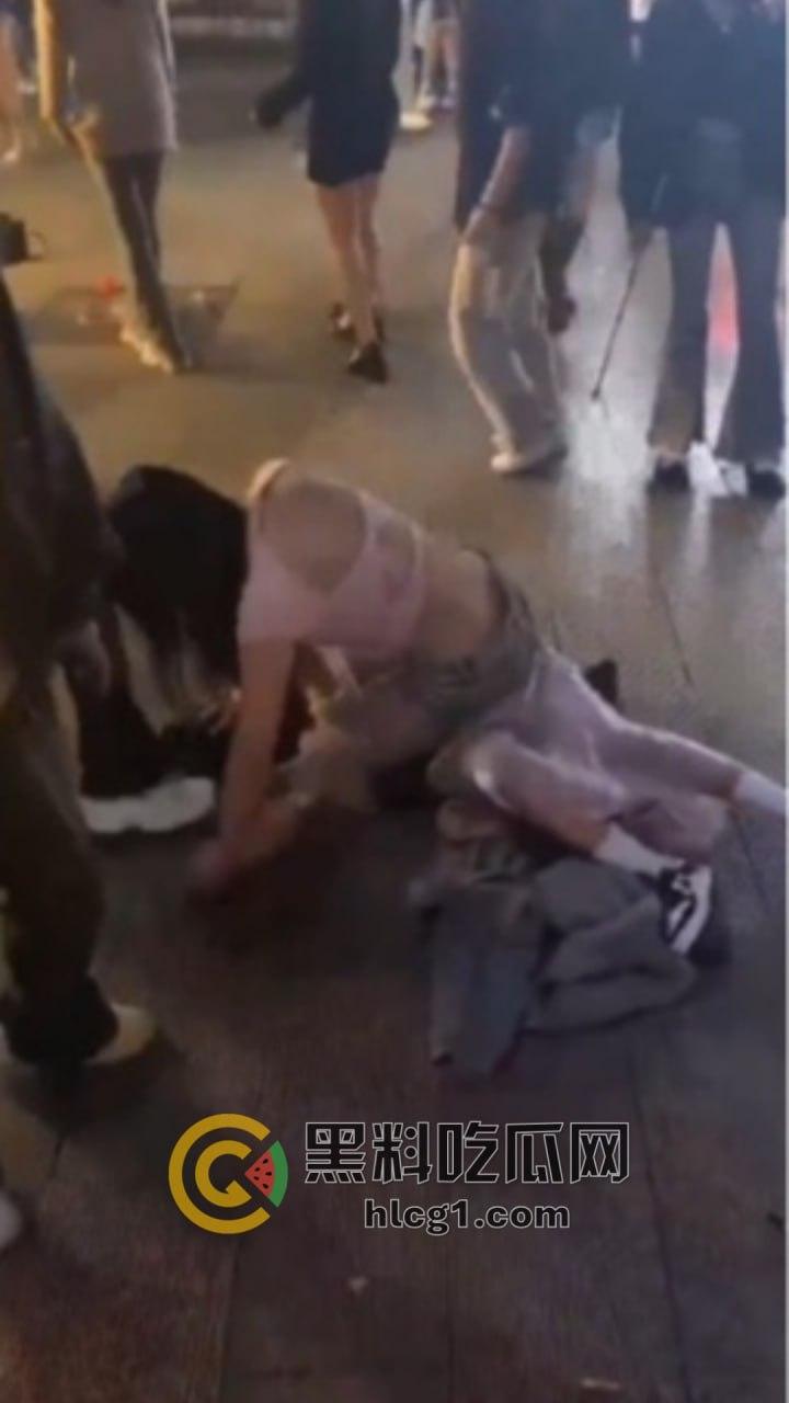 河南精神小妹夜市边上上演疯狂打架秀，互扯头发对扇脸，围观小妹热情助威！