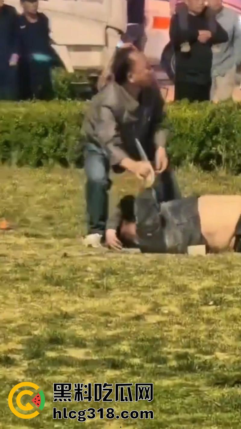 孩子吵架大人动刀杀人,河北石家庄因孩子起争执,叫来朋友群殴,结果朋友直接掏刀捅人!-2