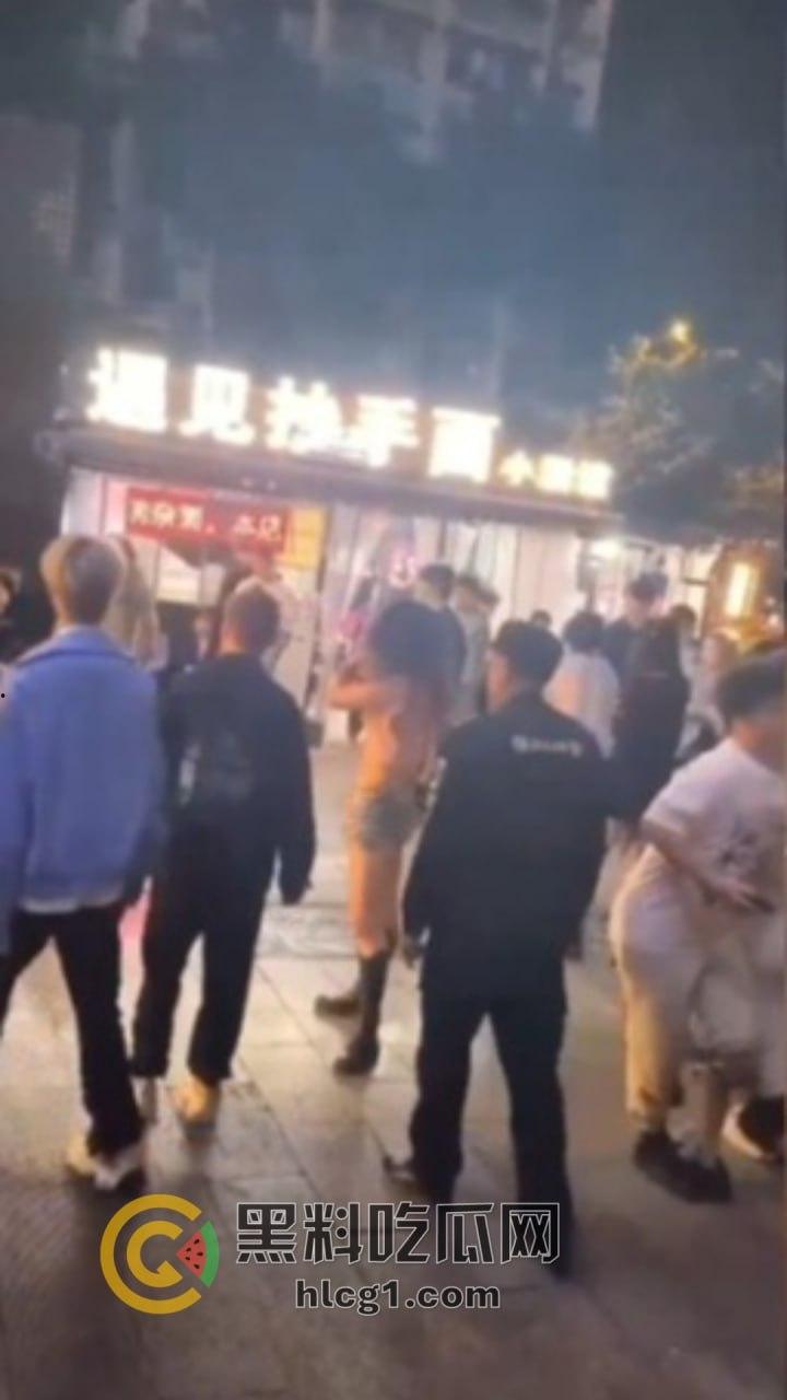 河南精神小妹夜市边上上演疯狂打架秀,互扯头发对扇脸,围观小妹热情助威!-5