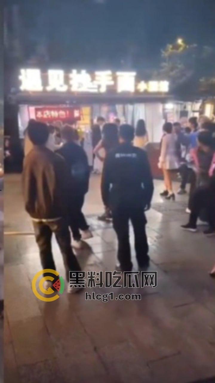 河南精神小妹夜市边上上演疯狂打架秀,互扯头发对扇脸,围观小妹热情助威!-6
