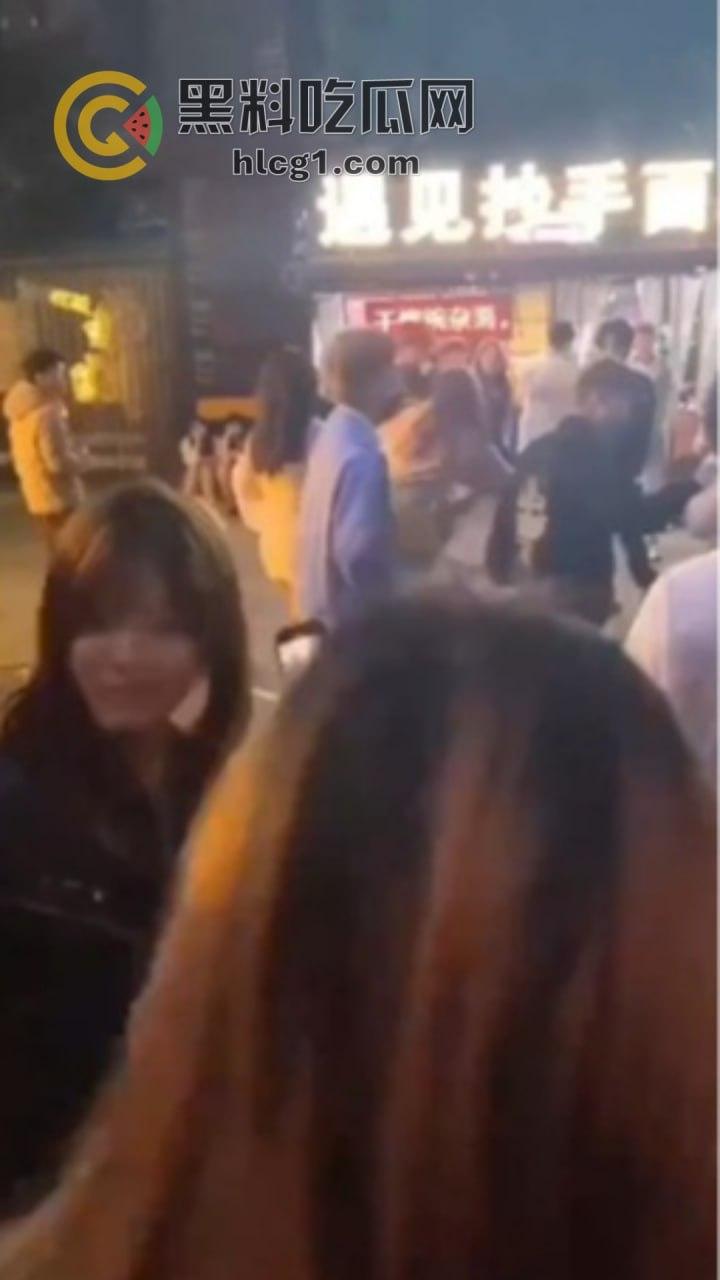 河南精神小妹夜市边上上演疯狂打架秀,互扯头发对扇脸,围观小妹热情助威!-7