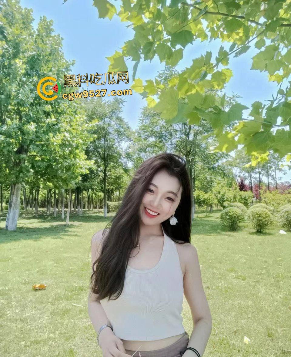 清纯师范学妹【黎雅婷】，最爱女上位用紧穴吞鸡，舔手指堪比50岁熟女的性瘾，这是大学生该有的样子？