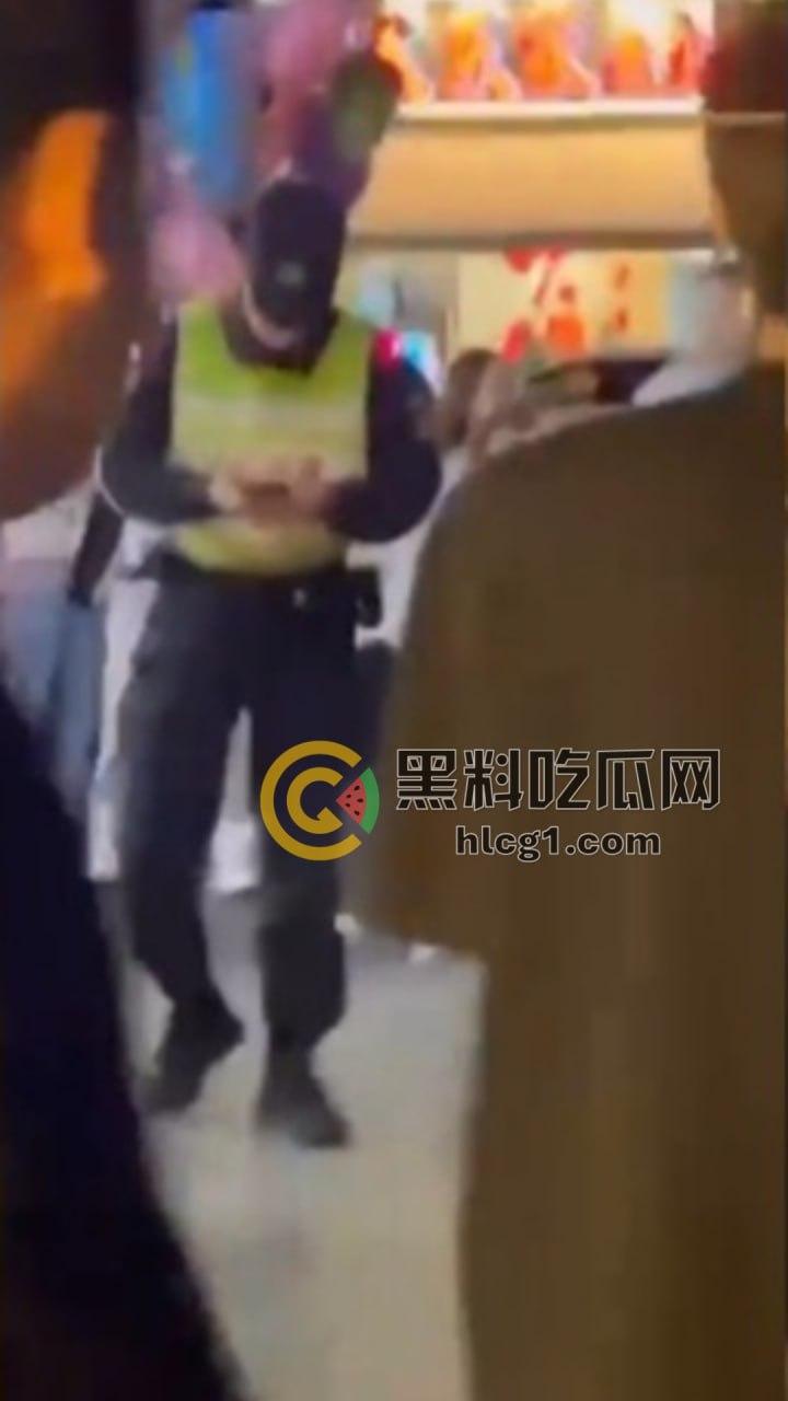 河南精神小妹夜市边上上演疯狂打架秀,互扯头发对扇脸,围观小妹热情助威!-9