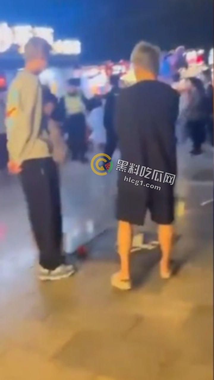 河南精神小妹夜市边上上演疯狂打架秀,互扯头发对扇脸,围观小妹热情助威!-10