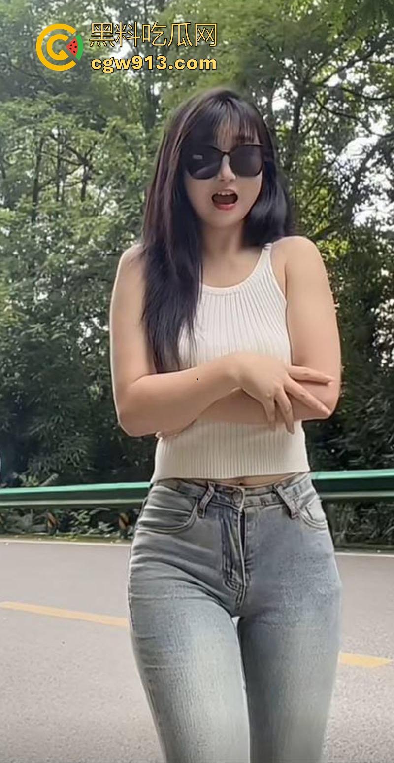 快手网红【大清青】榜一定制视频流出,性感瑜伽裤骚舞勾引,细腰摇曳翘臀高撅,逼缝凸显,反差骚劲儿永不熄火!-2