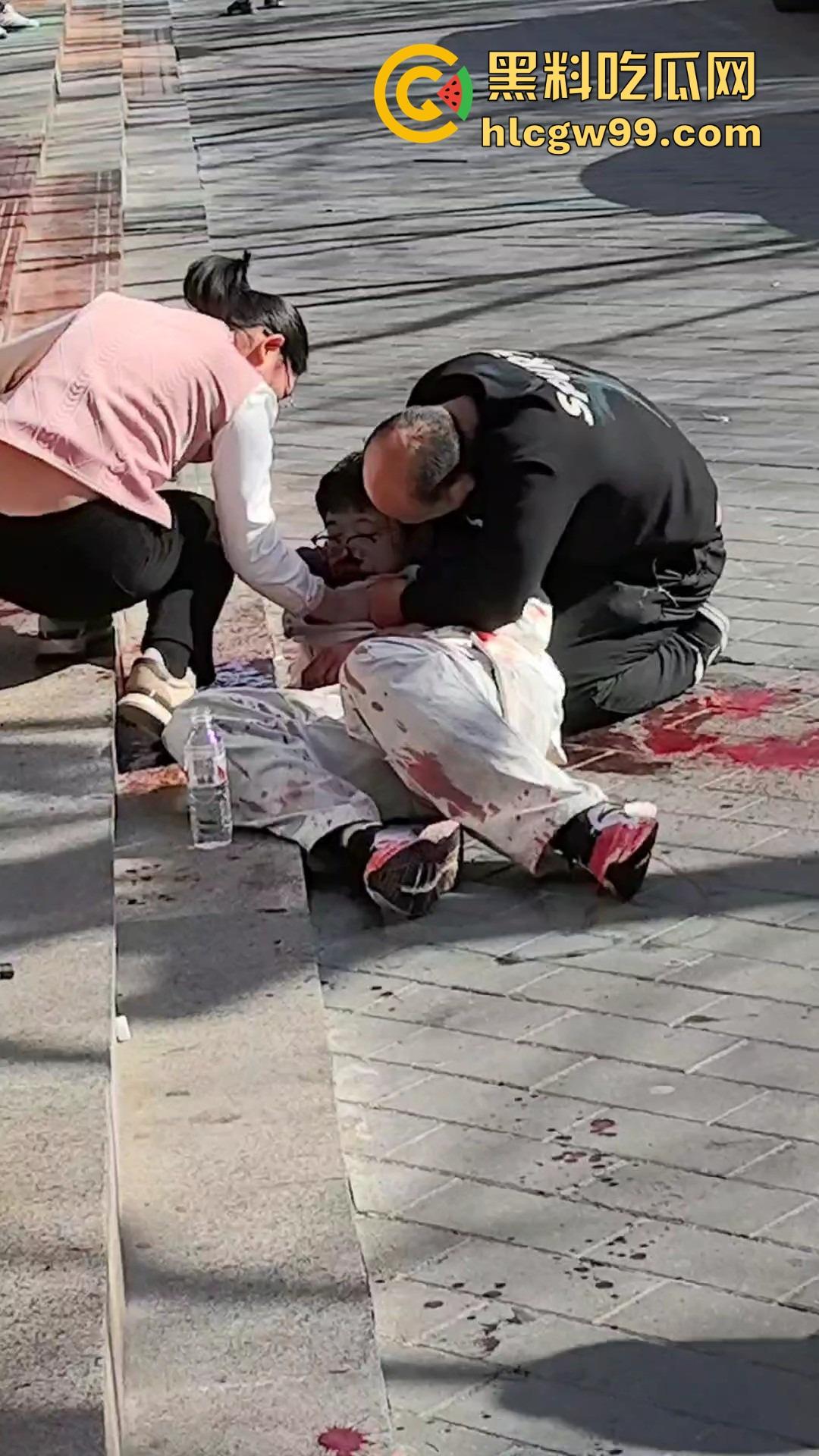 富民街初中生意外摔倒 大动脉被铁棍刺穿 拔出瞬间血喷三尺 现场惨烈当场没了!-6