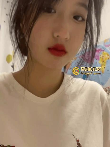 西安外事学院猛料！女大学生『范雯』上课开摄像头直播啪啪，爱操B不爱上课，视频被全班录疯传！