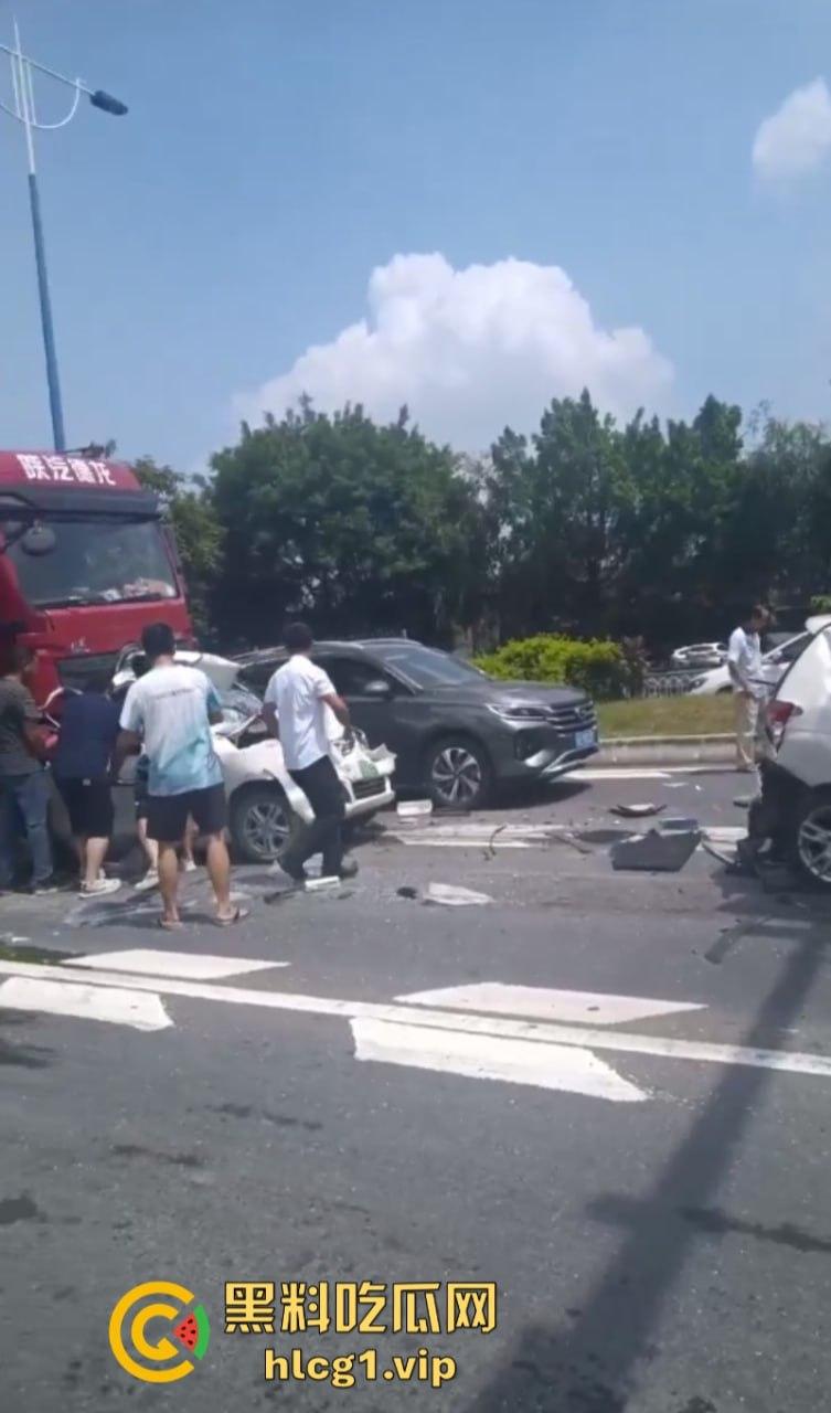 突发!广州番禺发生多车相撞事故 现场画面流出 让人非常震撼…-3