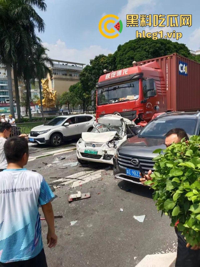 突发!广州番禺发生多车相撞事故 现场画面流出 让人非常震撼…-4