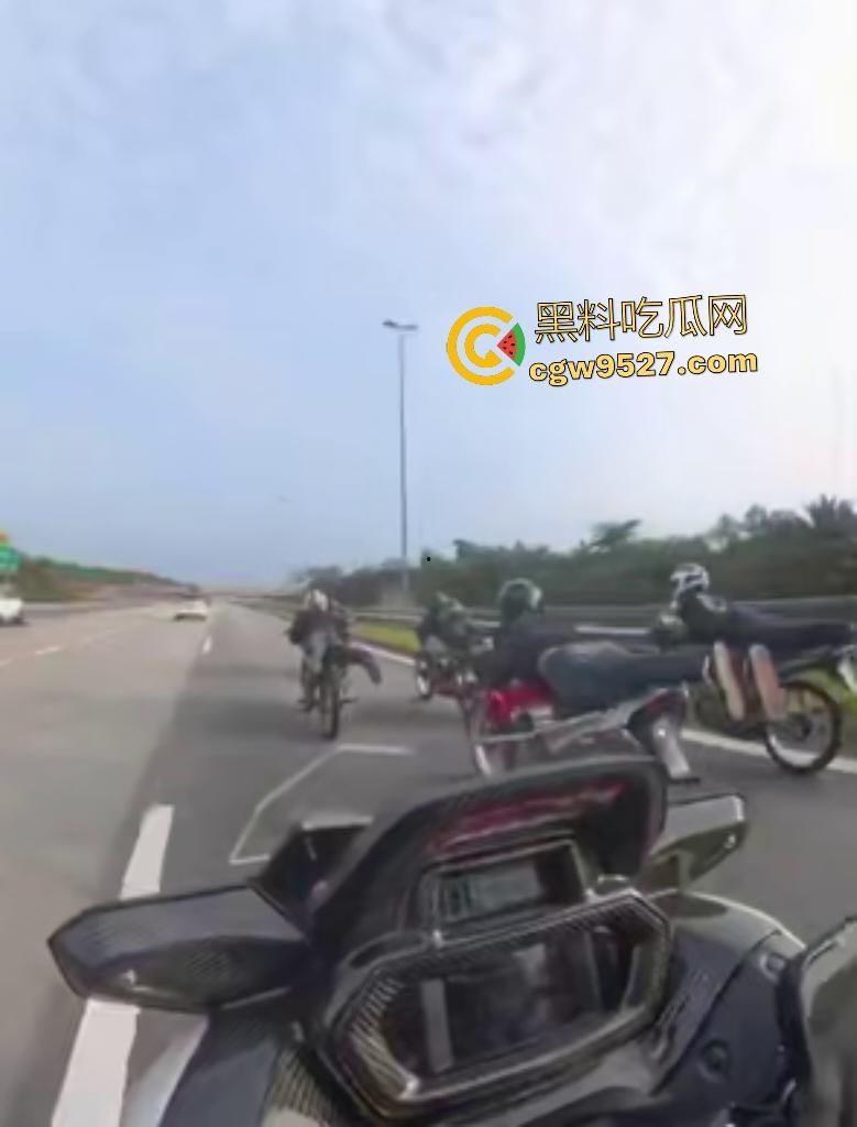 马来西亚摩托车仔cos超人飞姿飙车翻车!连环撞摩托直接散架,1人不治惨死,超人不是那么好当的!-2