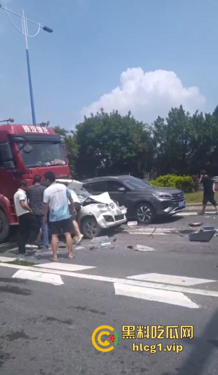 突发!广州番禺发生多车相撞事故 现场画面流出 让人非常震撼…-5