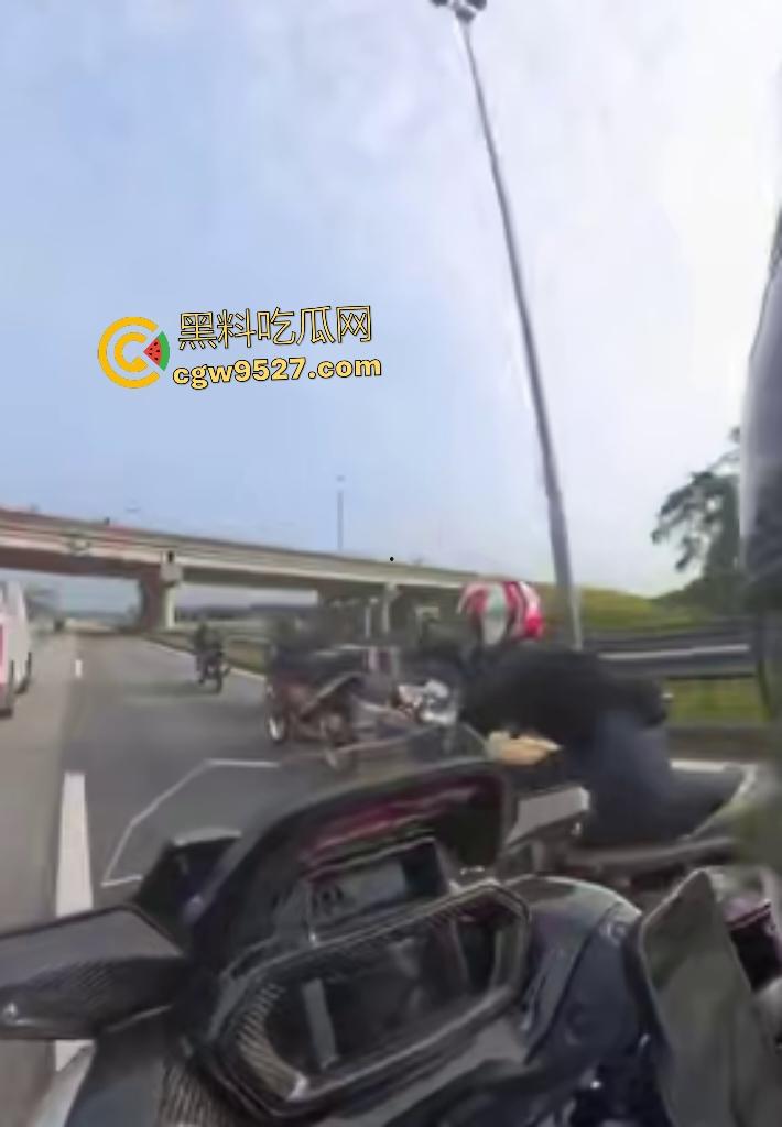 马来西亚摩托车仔cos超人飞姿飙车翻车!连环撞摩托直接散架,1人不治惨死,超人不是那么好当的!-3