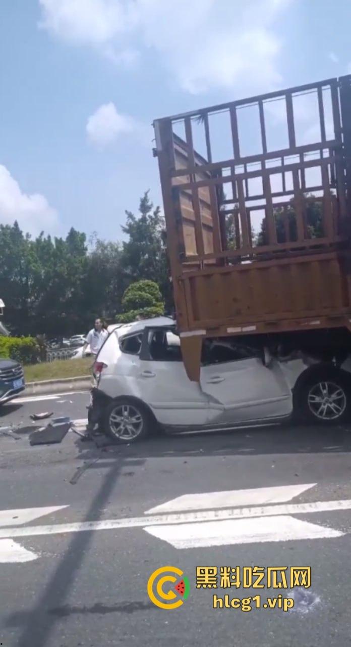 突发!广州番禺发生多车相撞事故 现场画面流出 让人非常震撼…-6