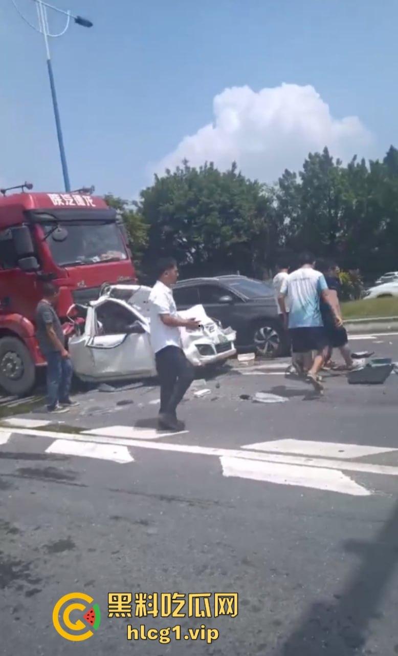 突发!广州番禺发生多车相撞事故 现场画面流出 让人非常震撼…-8