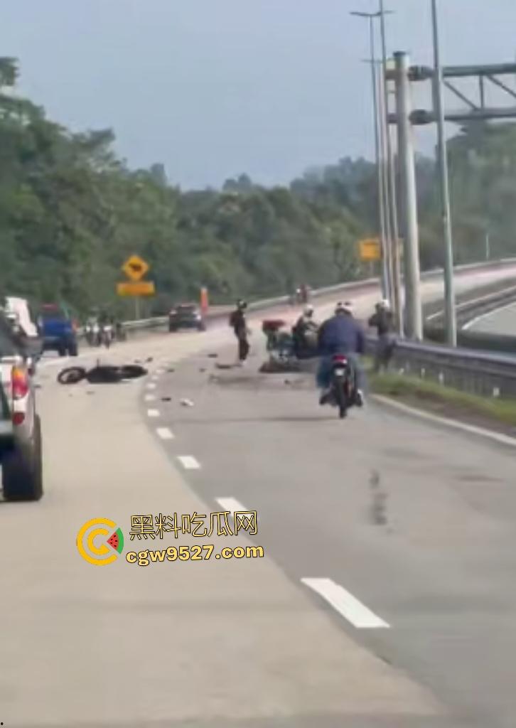 马来西亚摩托车仔cos超人飞姿飙车翻车!连环撞摩托直接散架,1人不治惨死,超人不是那么好当的!-5