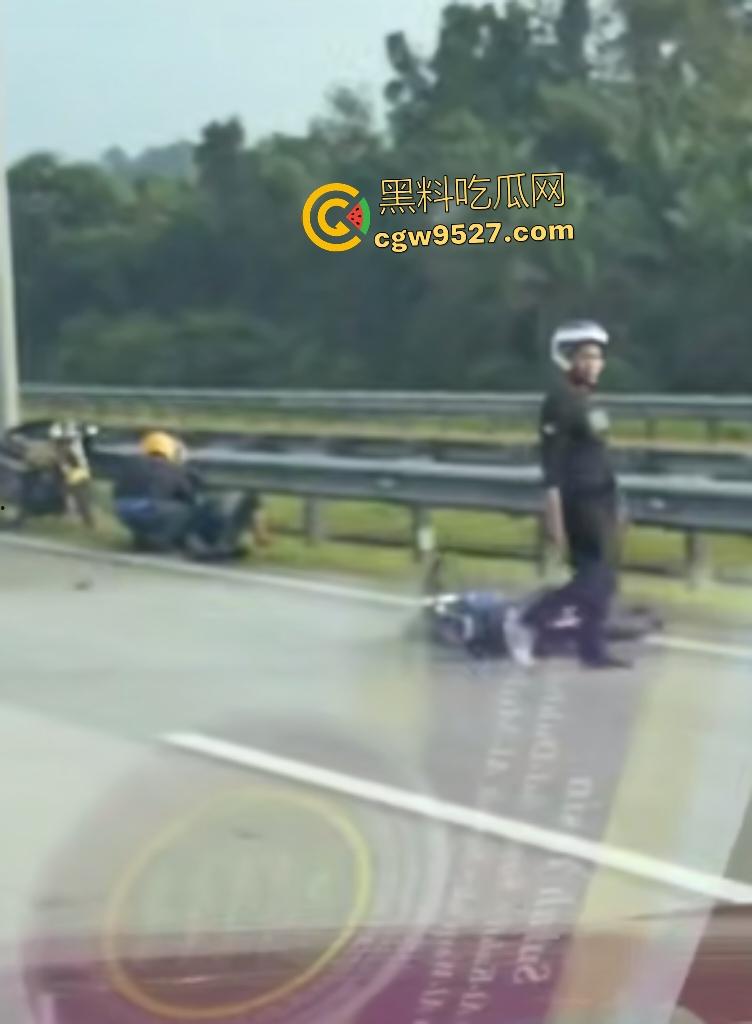 马来西亚摩托车仔cos超人飞姿飙车翻车!连环撞摩托直接散架,1人不治惨死,超人不是那么好当的!-7