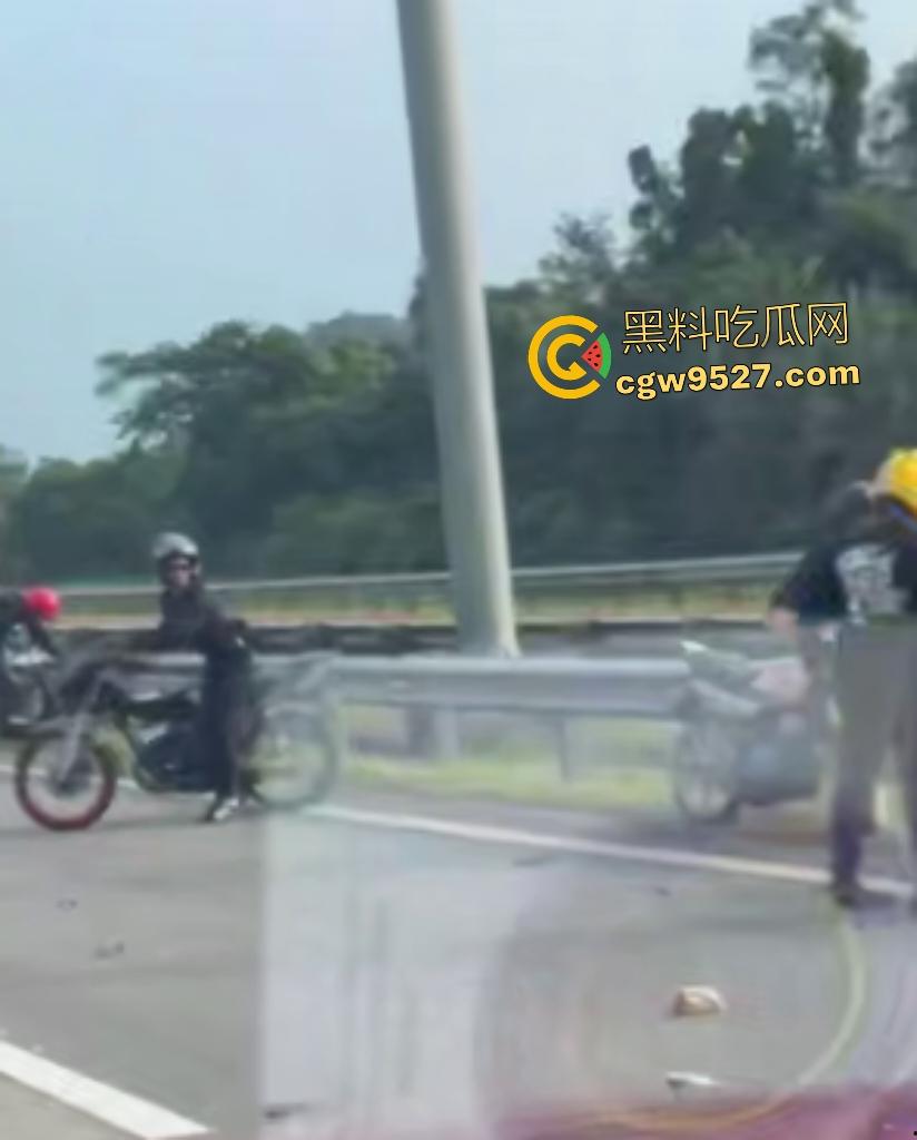 马来西亚摩托车仔cos超人飞姿飙车翻车!连环撞摩托直接散架,1人不治惨死,超人不是那么好当的!-8