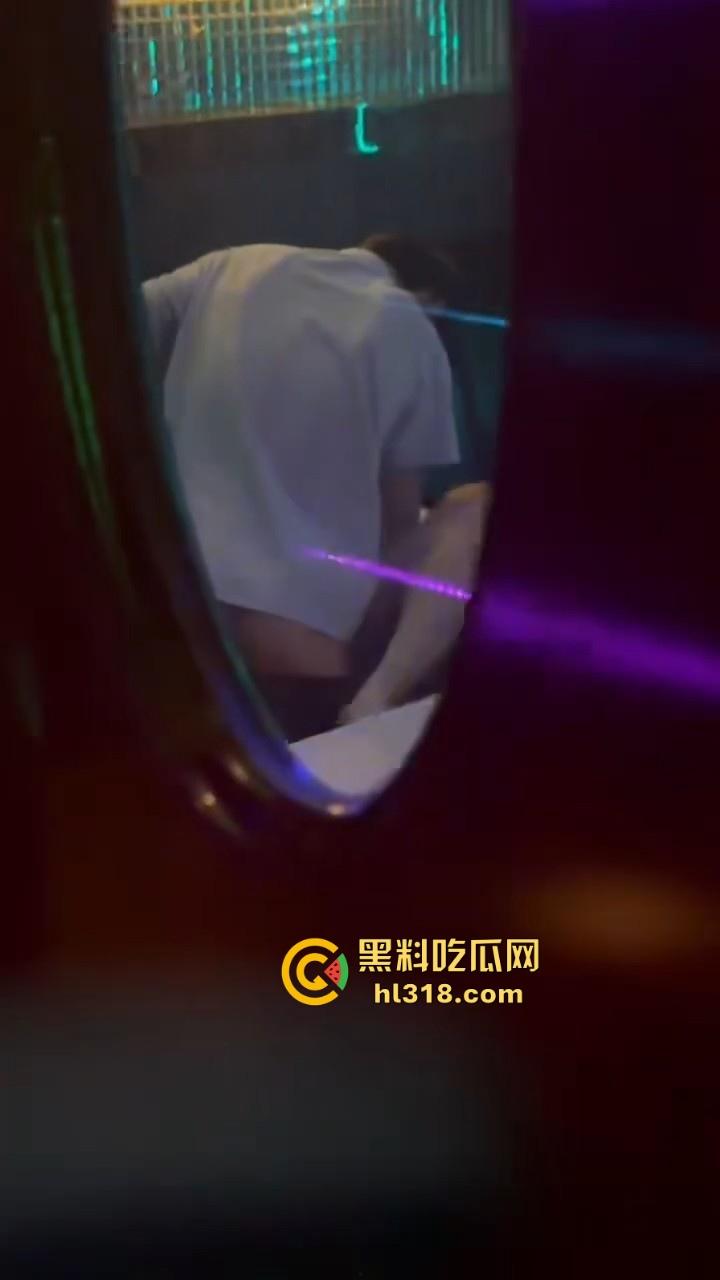 校园情侣KTV包房激情破处,掰腿在沙发狂操,无套进入,呻吟声充满了整个房间,激情满满!-3