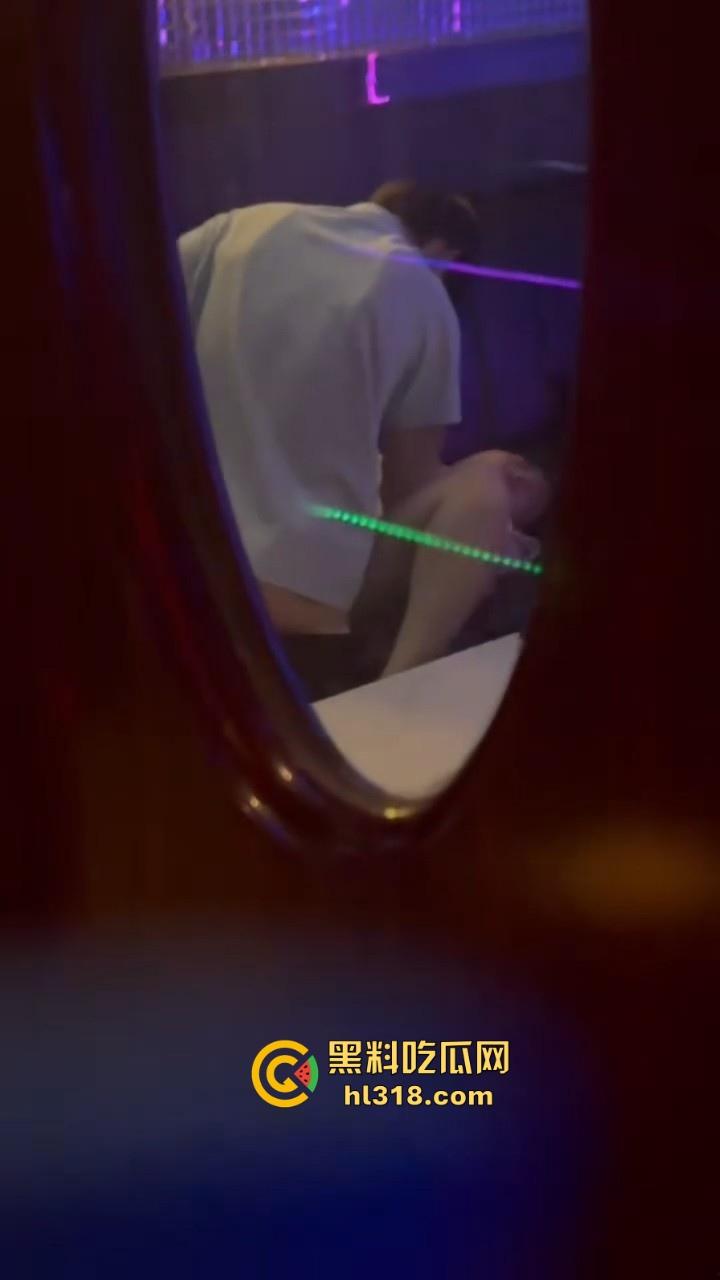 校园情侣KTV包房激情破处,掰腿在沙发狂操,无套进入,呻吟声充满了整个房间,激情满满!-4