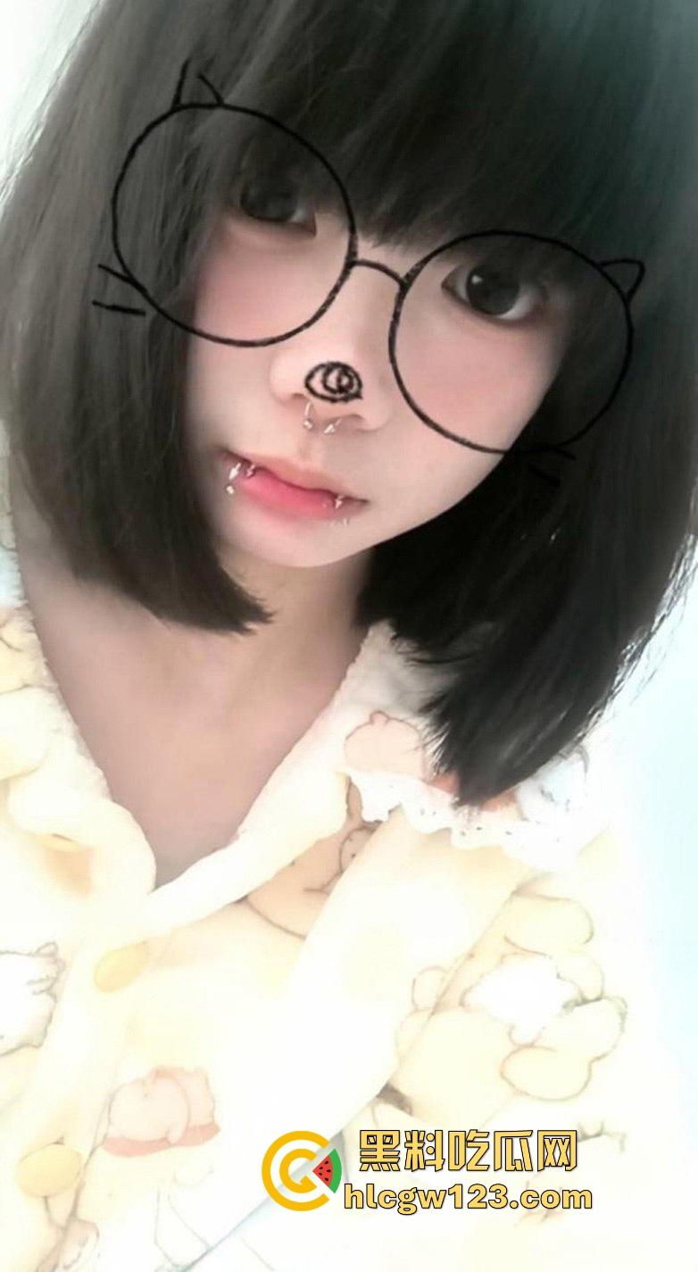 武汉工商学院大一小母狗【林萍如】和男友裸聊视频曝光 宿舍内骚浪自慰为男友解馋!-2