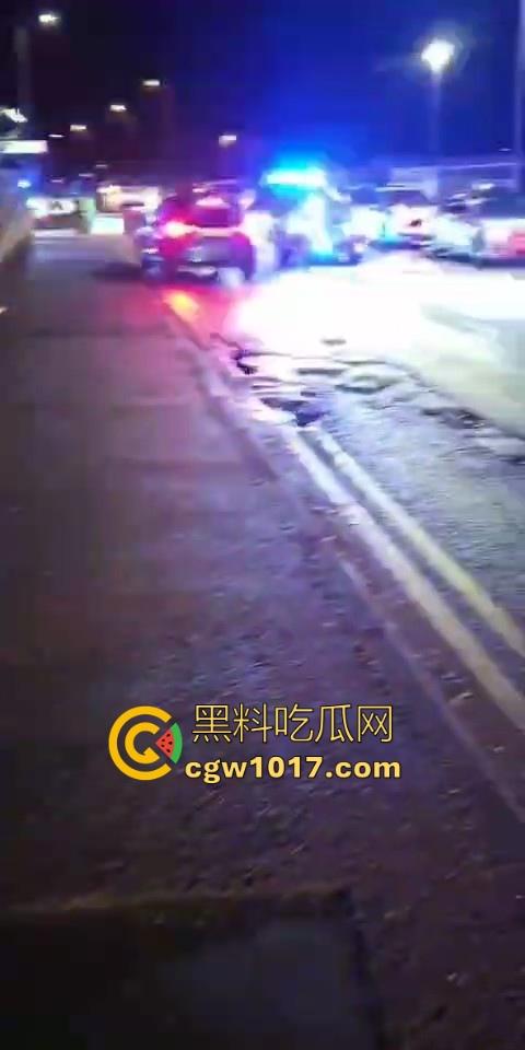 英国一火车发生持刀行凶事件！有多人被送往医院治疗，已有两人被警方逮捕，现场围满了警察像拍电影一样！