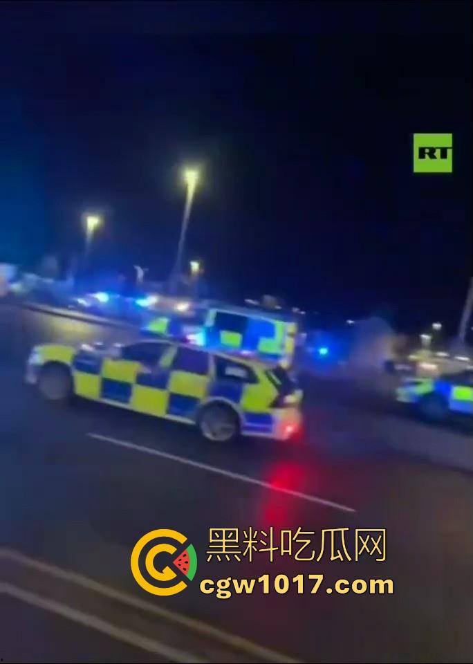 英国一火车发生持刀行凶事件!有多人被送往医院治疗,已有两人被警方逮捕,现场围满了警察像拍电影一样!-8