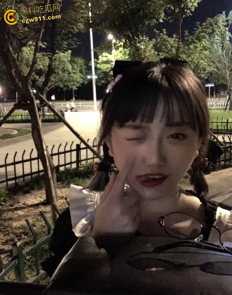 海南大学大二学妹【刘茜】，父母眼里的乖乖女，暑假出租房穿着情趣黑丝，被男友无套侧入猛干，淫叫声超级浪 ！