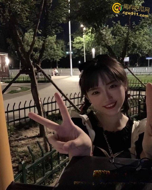 海南大学大二学妹【刘茜】,父母眼里的乖乖女,暑假出租房穿着情趣黑丝,被男友无套侧入猛干,淫叫声超级浪 !-2