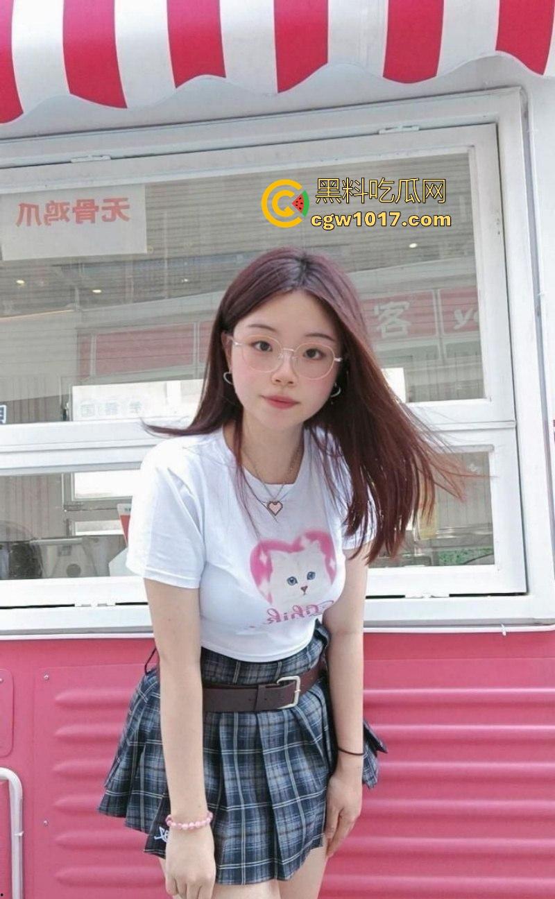 厦门大学清纯反差眼镜骚逼【刘洋】可爱下藏着巨乳，白嫩美乳与粉嫩蜜穴在镜头前尽显诱惑，女上骑乘榨取每一滴！