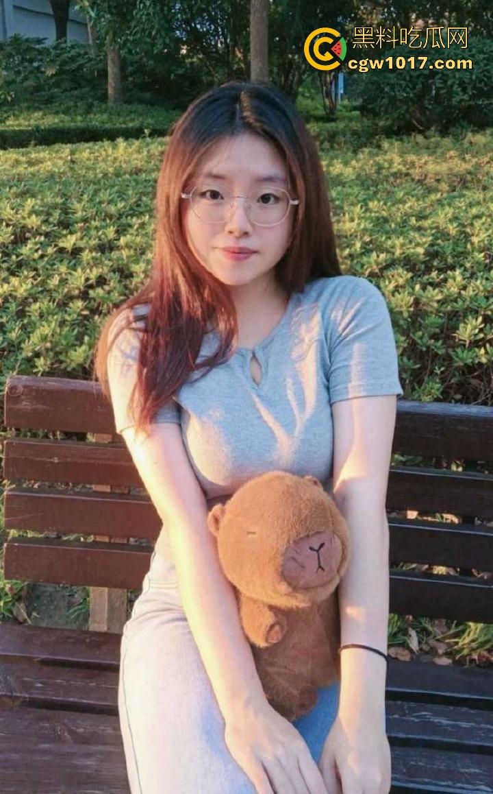 厦门大学清纯反差眼镜骚逼【刘洋】可爱下藏着巨乳,白嫩美乳与粉嫩蜜穴在镜头前尽显诱惑,女上骑乘榨取每一滴!-2