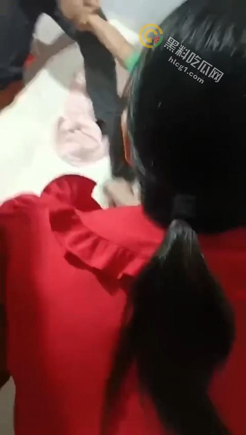 实拍惊人一幕,丈夫带全家捉奸在床,怒火中烧竟现场暴打出轨妻子!-3