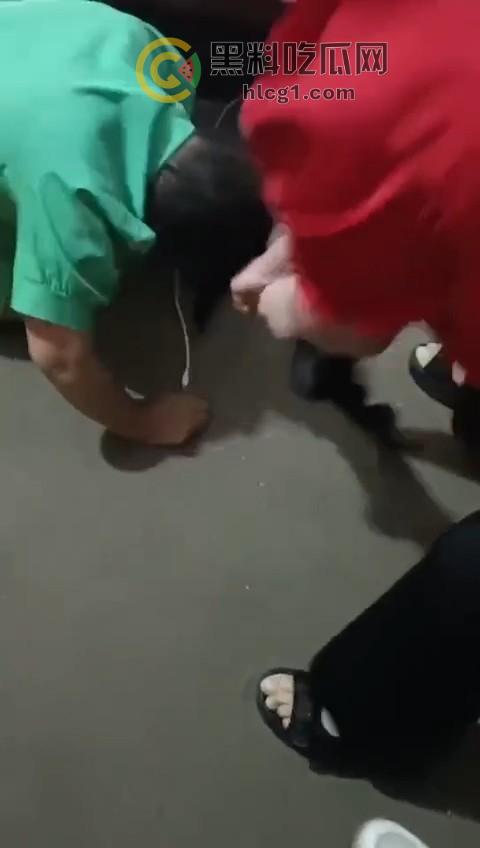 实拍惊人一幕,丈夫带全家捉奸在床,怒火中烧竟现场暴打出轨妻子!-6