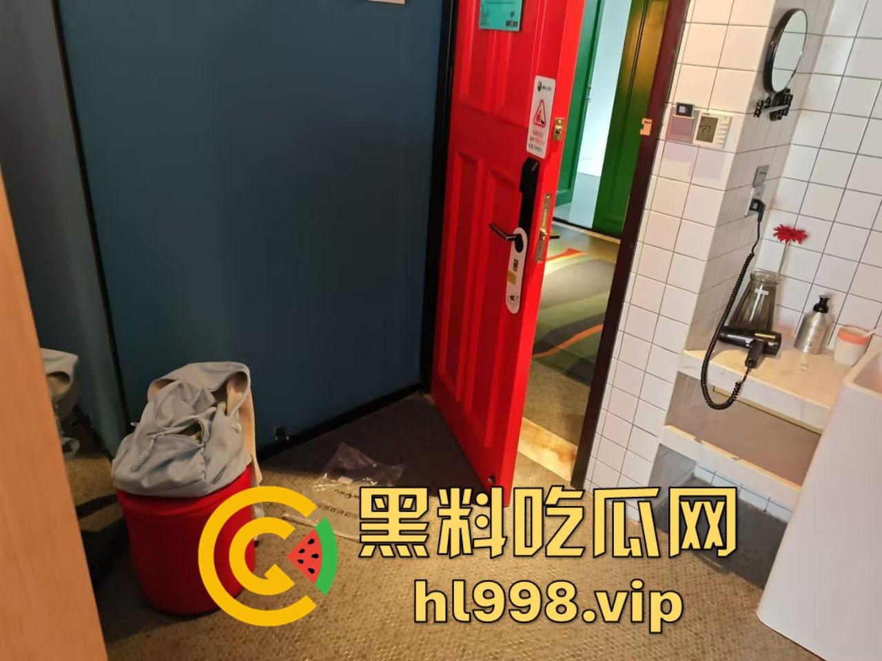 河南狼友嫖学生妹还不付钱!丝袜都干坏了,日完趁妹子趁人家睡觉拿走现金!-7