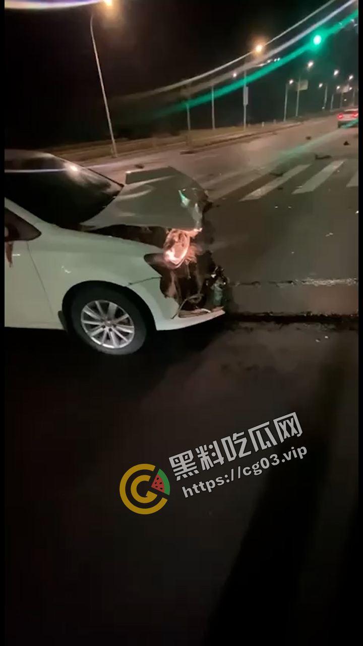 又有一位美女女骑手不戴护具骑车被抬走 可能再也走不了路了-6