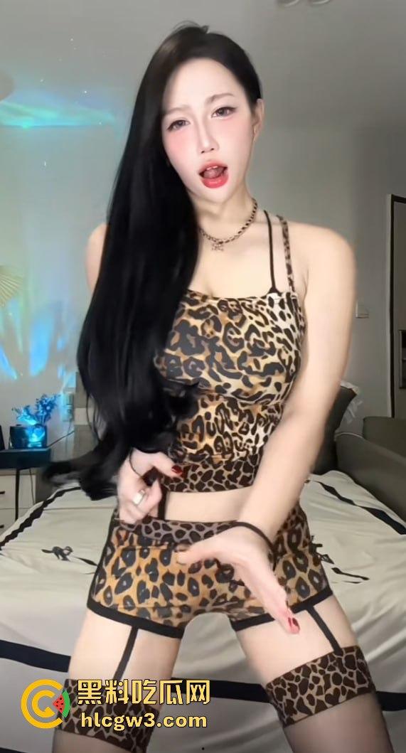 抖音主播『李大嘴儿』大哥重金定制甩奶擦边视频曝光,骚比带口罩狂抖巨奶,黑丝豹纹丁字裤口罩挡不住!-15