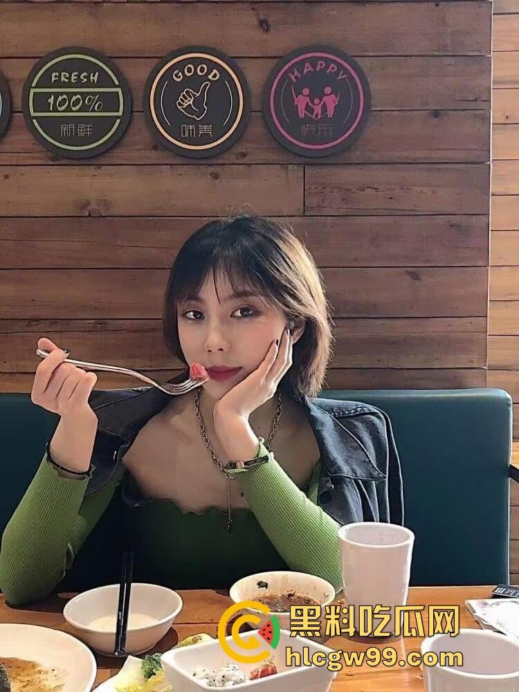 江西短发骚货【佘茜冉】为50万彩礼穿渔网袜情趣制服跪镜子前给男友口爆,500块操一次不香吗?-4