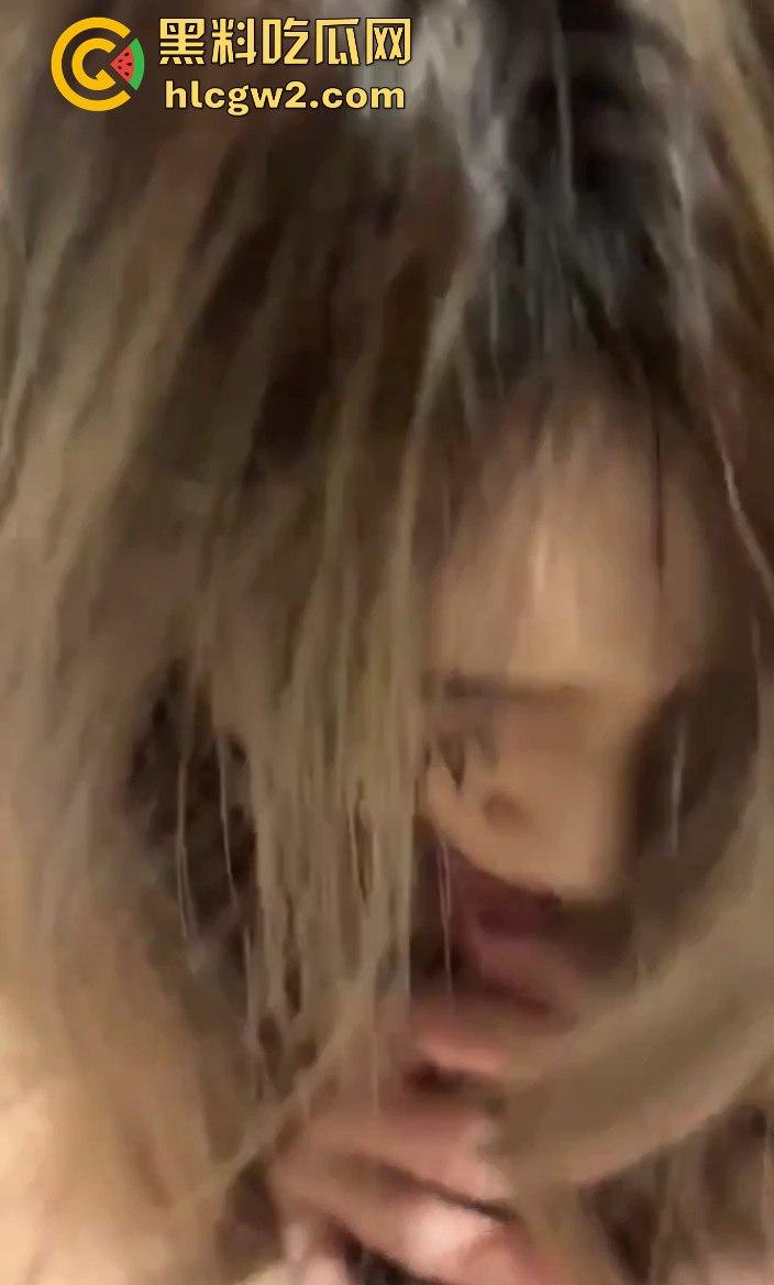 屌丝眼中的女神原来是骚母狗 大学生妹子【翁雅雯】和渣男玩3P 吞精后入样样不落 独家曝光!-3