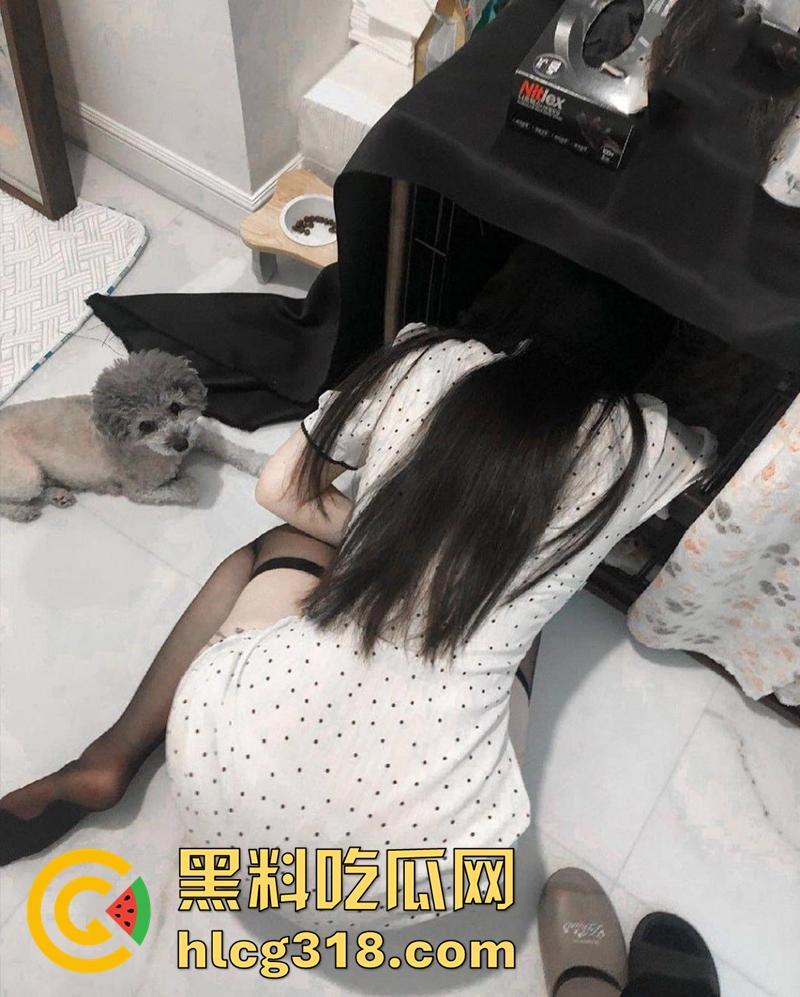 超刺激母子乱伦，趁老爸在睡午觉，厨房后入极品身材骚妈，一路操到房间门口，监视爸爸乱伦爆操！