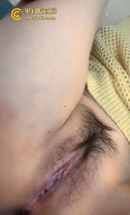 广东医科大学高颜值学妹【廖茵】跟男友裸聊性爱视频来袭,大胆的展示引以为傲的身材。-2