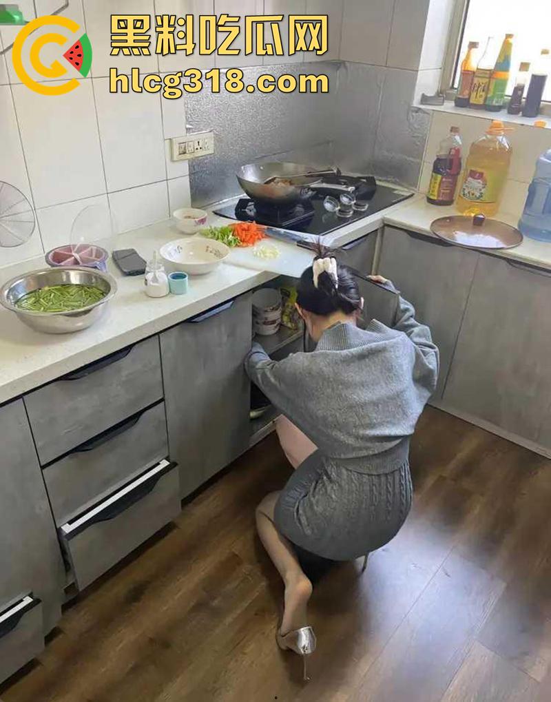 超刺激母子乱伦,趁老爸在睡午觉,厨房后入极品身材骚妈,一路操到房间门口,监视爸爸乱伦爆操!-4